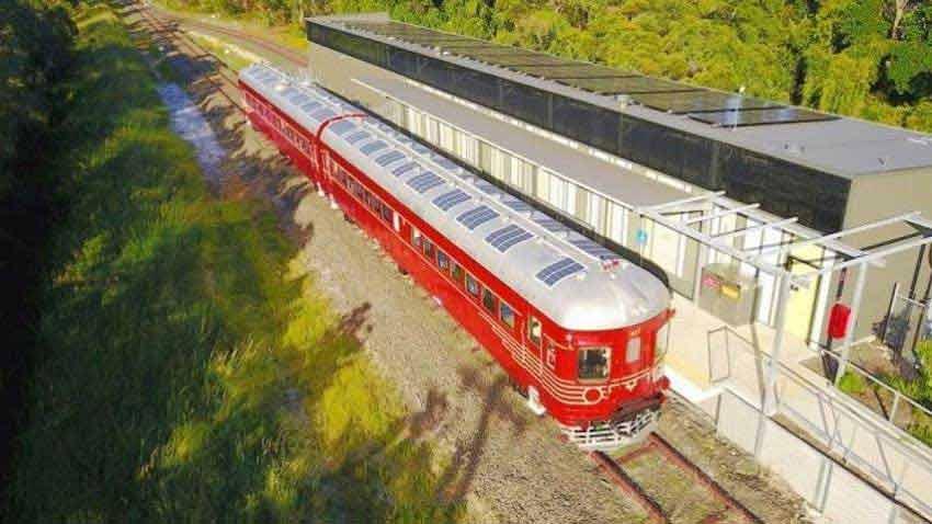 نخستین قطار خورشیدی جهان روی ریل رفت